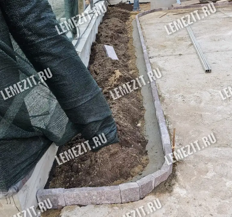 оформление газона при помощи каменного бордюра